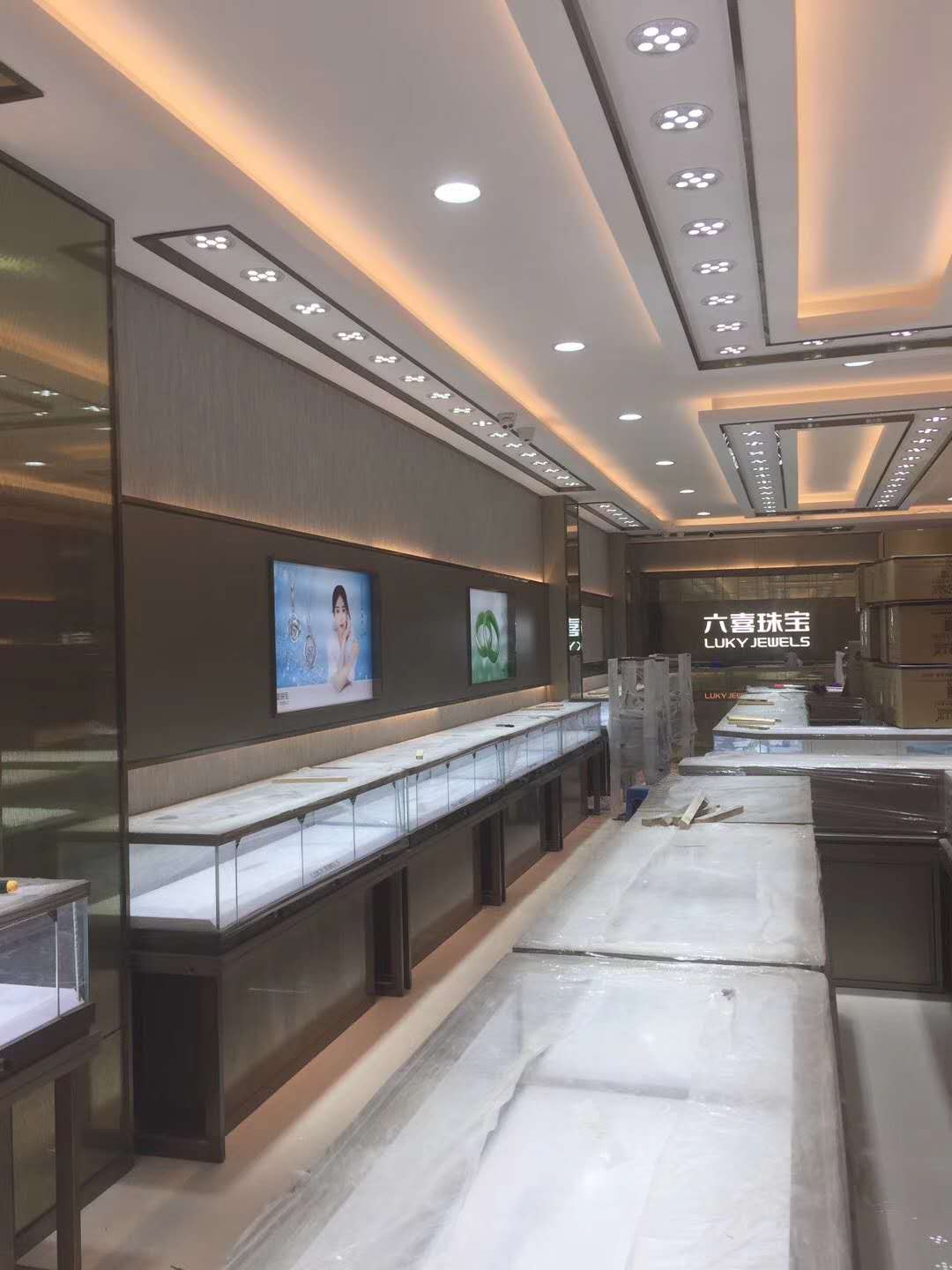 六喜珠宝店安装接近尾声了