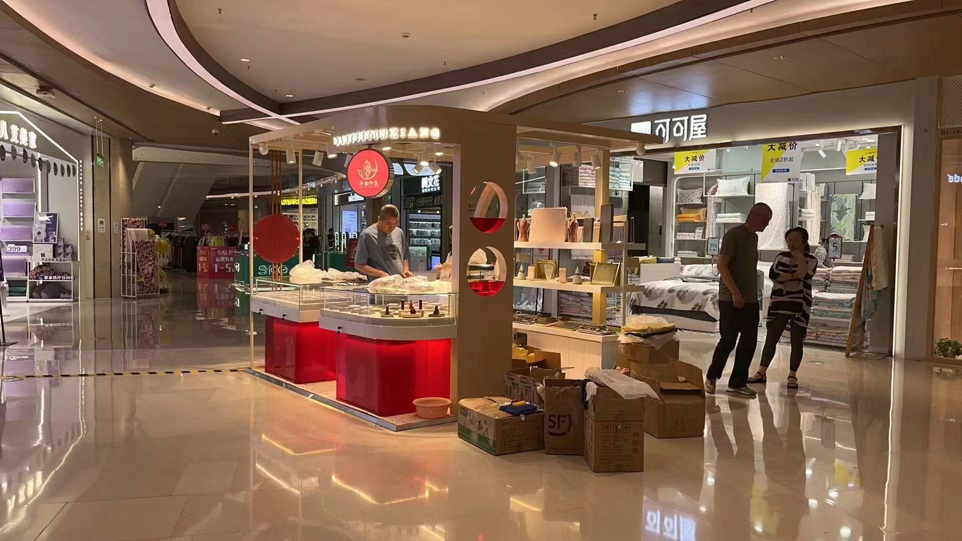 成都龙泉世茂广场奢侈品店